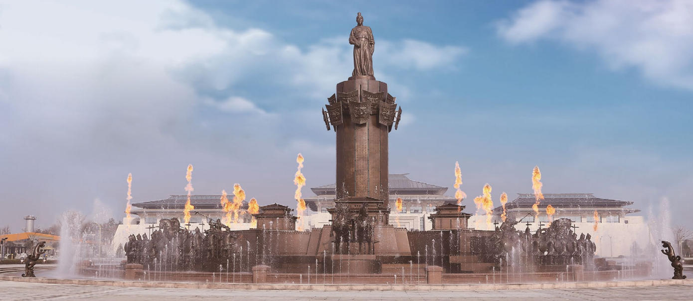 《孫武頌》動感雕塑依據孫子軍事文化思想，采用現(xiàn)代雕塑藝術設計而成。該動感雕塑運用了先進的數字技術，采用激光、音響、焰火、水霧、轉動、燈光、噴泉等有機組合，生動演繹了古代戰(zhàn)爭場面，場景高潮迭起、五彩繽紛、雄渾博大、震撼人心，是目前科技含量最高、工藝最復雜、藝術效果最佳的景觀動態(tài)雕塑典范。.jpg